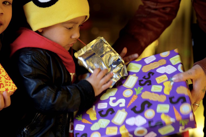 151128 Verstild geluk met cadeau