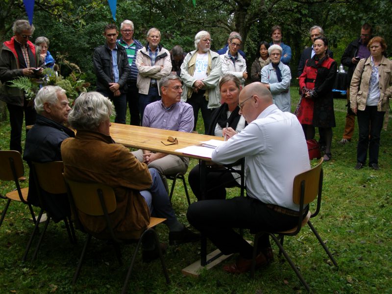 foto tilly kester luisteren naar de notaris