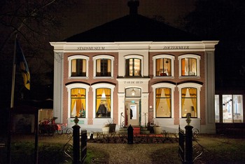 Museum bij nacht pers