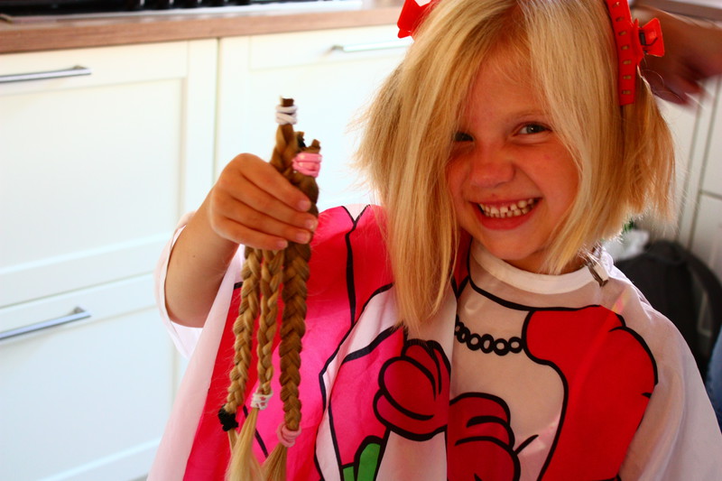 Nikki doneert haar blonde vlechten