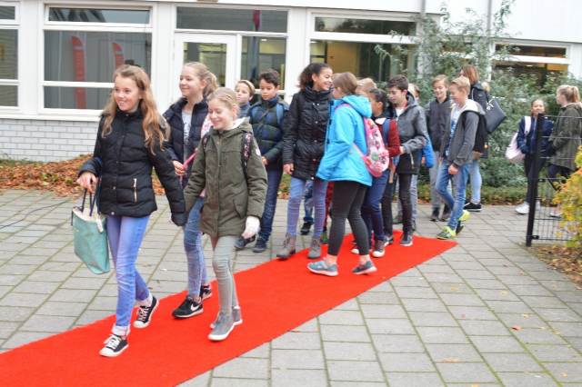 Achtstegroepers verwelkomd op rode loper ONC Clauslaan