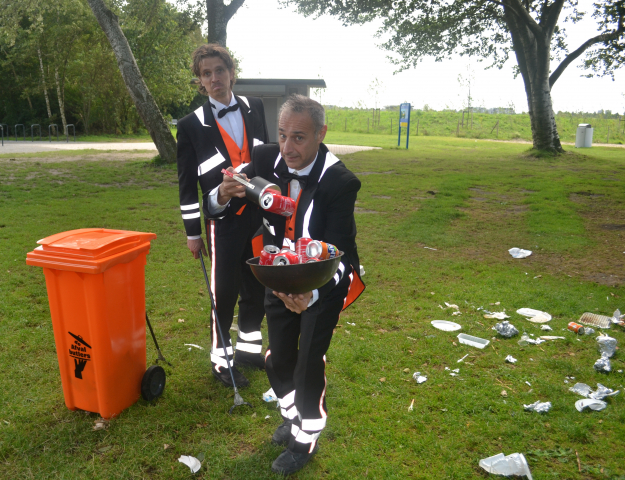 Butlers met gevonden blikjes