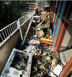 Rotzooi op balkon