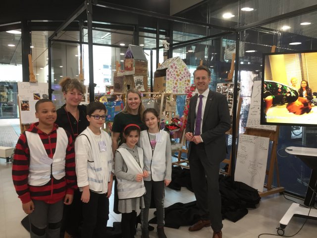 Foto opening expositie Mijn eigen Stad door wethouder Paalvast