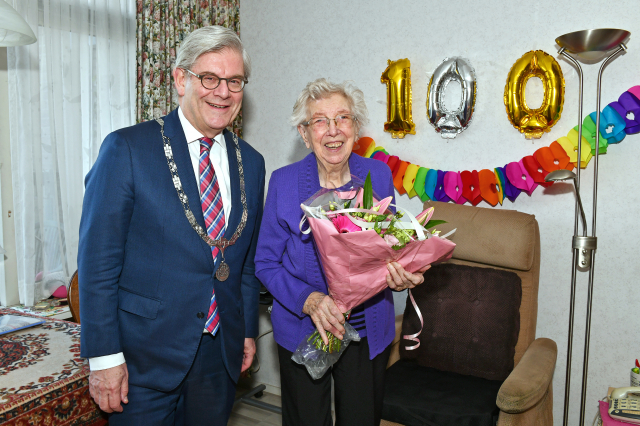 Mevr. Van der Vlugt 100 jaar 300dpi 0007