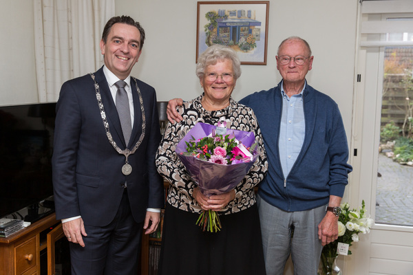 Burgemeester Bezuijen feliciteert 60 jarig bruidspaar Versteeg 4