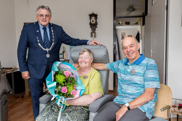 Loco burgemeester Wim Blansjaar feliciteert 60 jarig bruidspaar Groenewegen 004