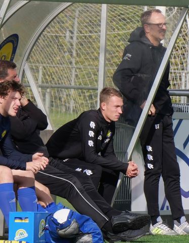 Dylan van Wageningen coach in dugout